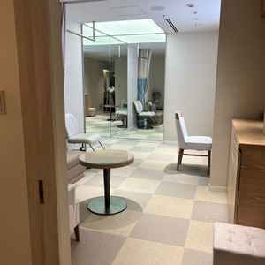 新婦控室はとても広いです。