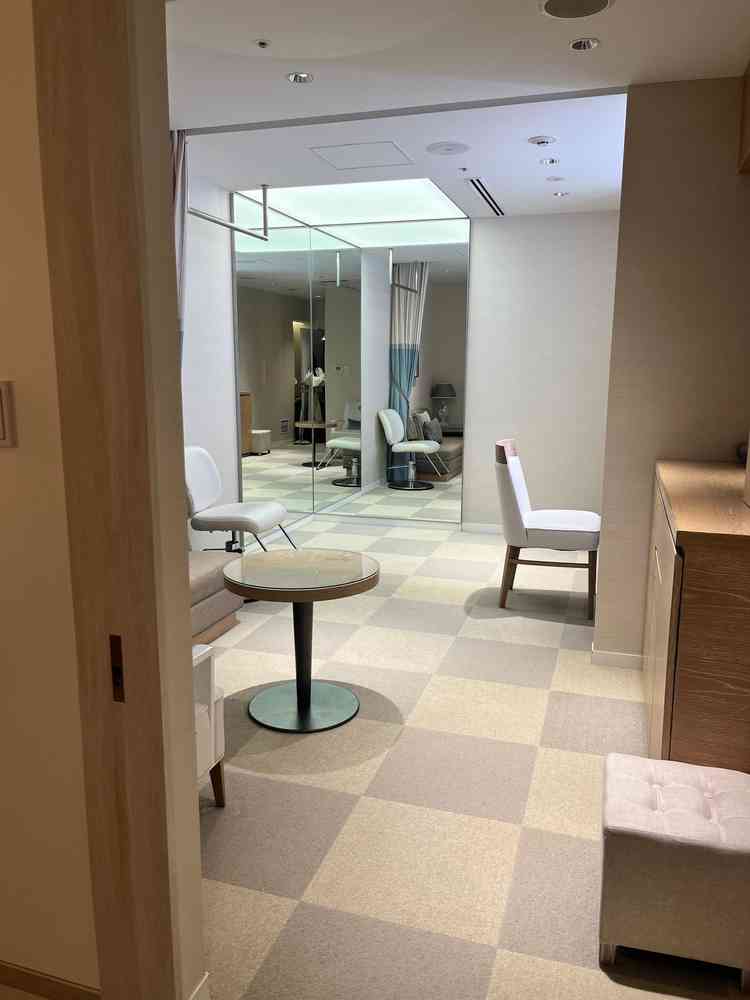 新婦控室はとても広いです。