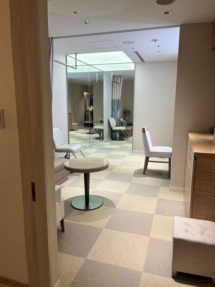 新婦控室はとても広いです。