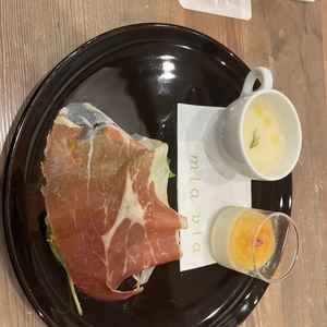 お料理。生ハムで野菜を包みいただきました