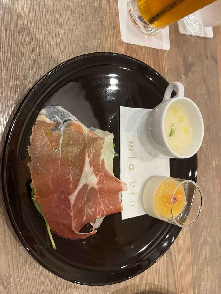 お料理。生ハムで野菜を包みいただきました