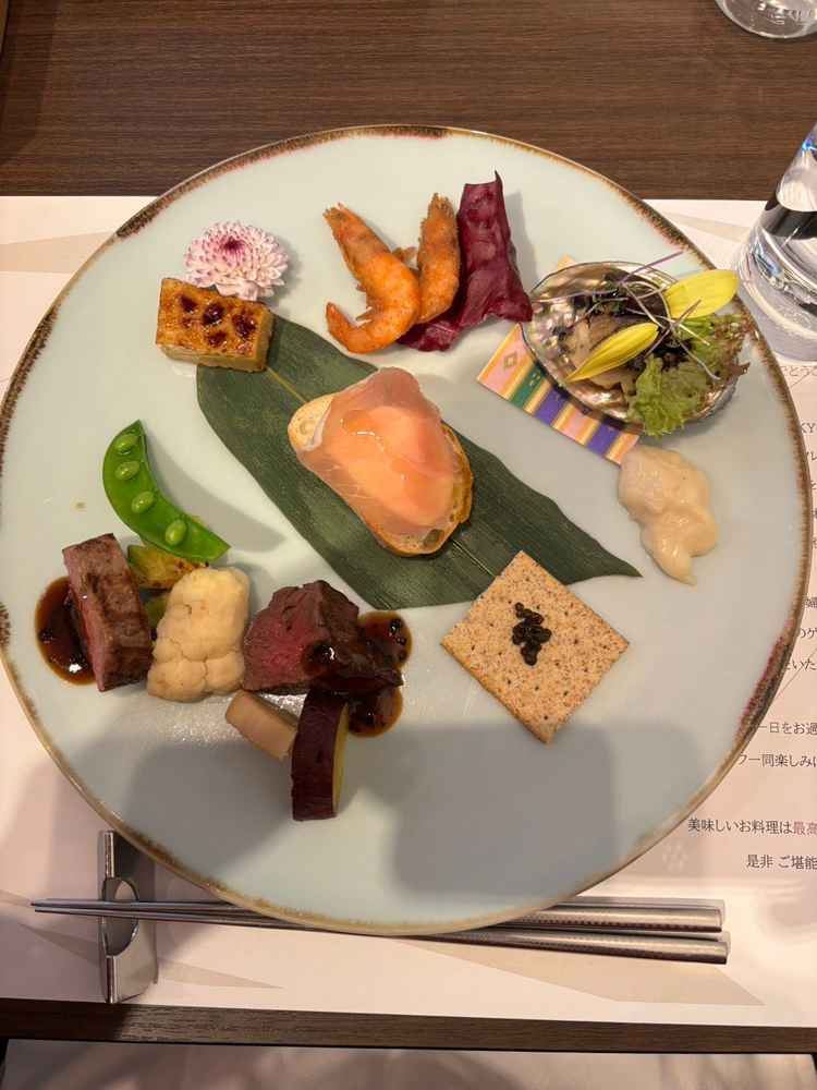 試食会のメイン料理。盛り付けも鮮やか、味もおいしかった。