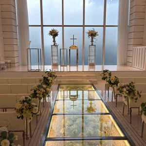 挙式会場の写真です。曇りでしたが、明るく綺麗でした。