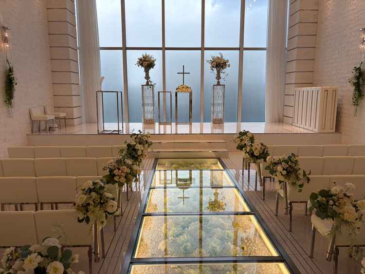 挙式会場の写真です。曇りでしたが、明るく綺麗でした。