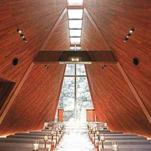 チャペルの雰囲気が幻想的でした。