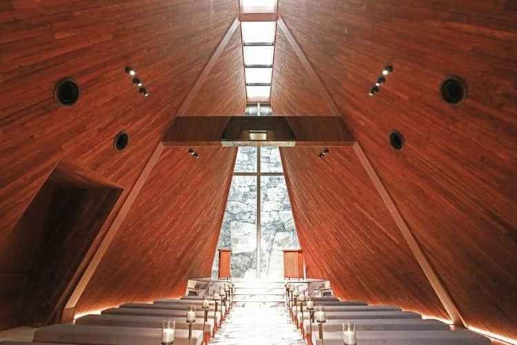 チャペルの雰囲気が幻想的でした。