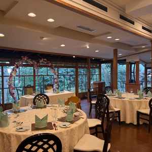 披露宴会場は1階に位置しており、窓からは木々が見えます。