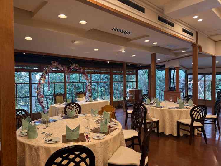 披露宴会場は1階に位置しており、窓からは木々が見えます。