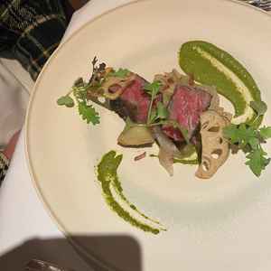 むなかた牛ロースです。柔らかくて美味しかったです。バジルソースとお肉が相性抜群でした。