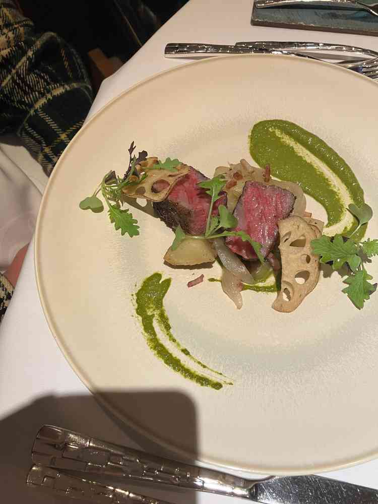 むなかた牛ロースです。柔らかくて美味しかったです。バジルソースとお肉が相性抜群でした。