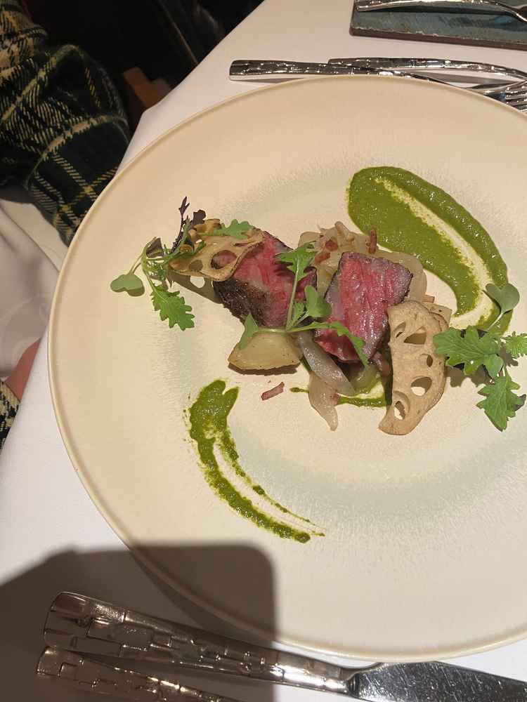 むなかた牛ロースです。柔らかくて美味しかったです。バジルソースとお肉が相性抜群でした。