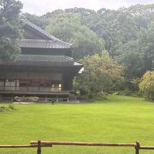 あいにくの雨でしたが、和の建物と庭園が優しく迎えてくれました。