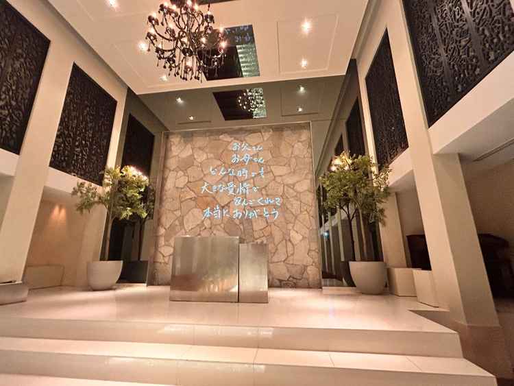 両親に向けての写真、メッセージをモニターを通して演出できる