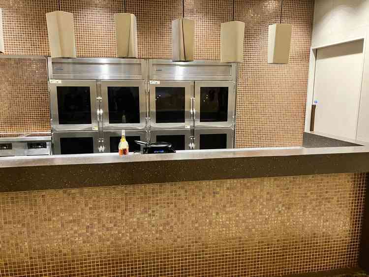 オープンキッチンで、あったかい料理が提供できるように工夫されてた