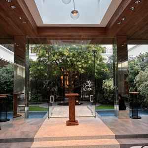 見どころのチャペルは予想以上に感動しました。窓が360℃ガラス張りになっていたので天候関係なく明るい