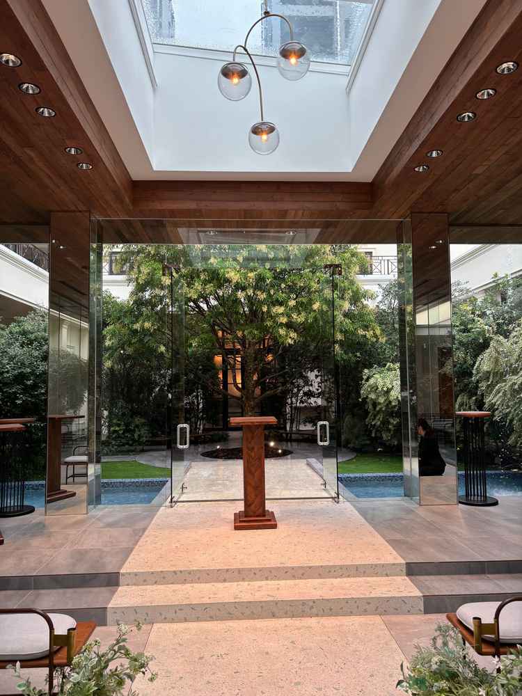 見どころのチャペルは予想以上に感動しました。窓が360℃ガラス張りになっていたので天候関係なく明るい