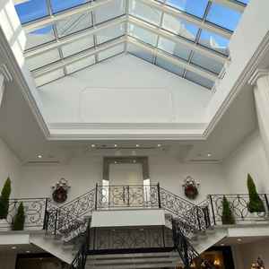 教会をでると、写真の階段に続きます。フラワーシャワーやブーケトスによく利用されるスペースとのこと。