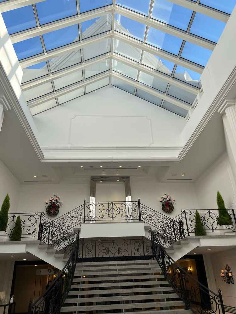 教会をでると、写真の階段に続きます。フラワーシャワーやブーケトスによく利用されるスペースとのこと。