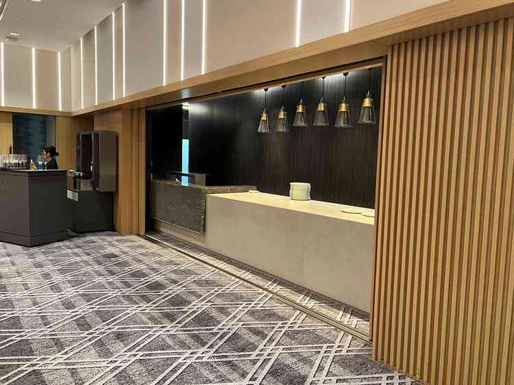 小さい方の披露宴会場にはオープンキッチンがあり、途中で開閉してゲストをびっくりさせることができます。