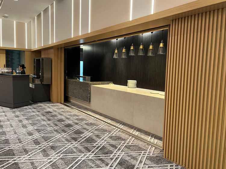 小さい方の披露宴会場にはオープンキッチンがあり、途中で開閉してゲストをびっくりさせることができます。