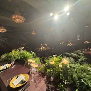 違った印象の会場でこちらも素敵でした。テーブルにはキャンドルが置いてあり、これも素敵でした。