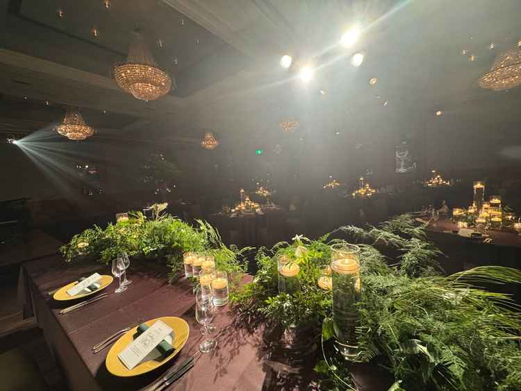 違った印象の会場でこちらも素敵でした。テーブルにはキャンドルが置いてあり、これも素敵でした。