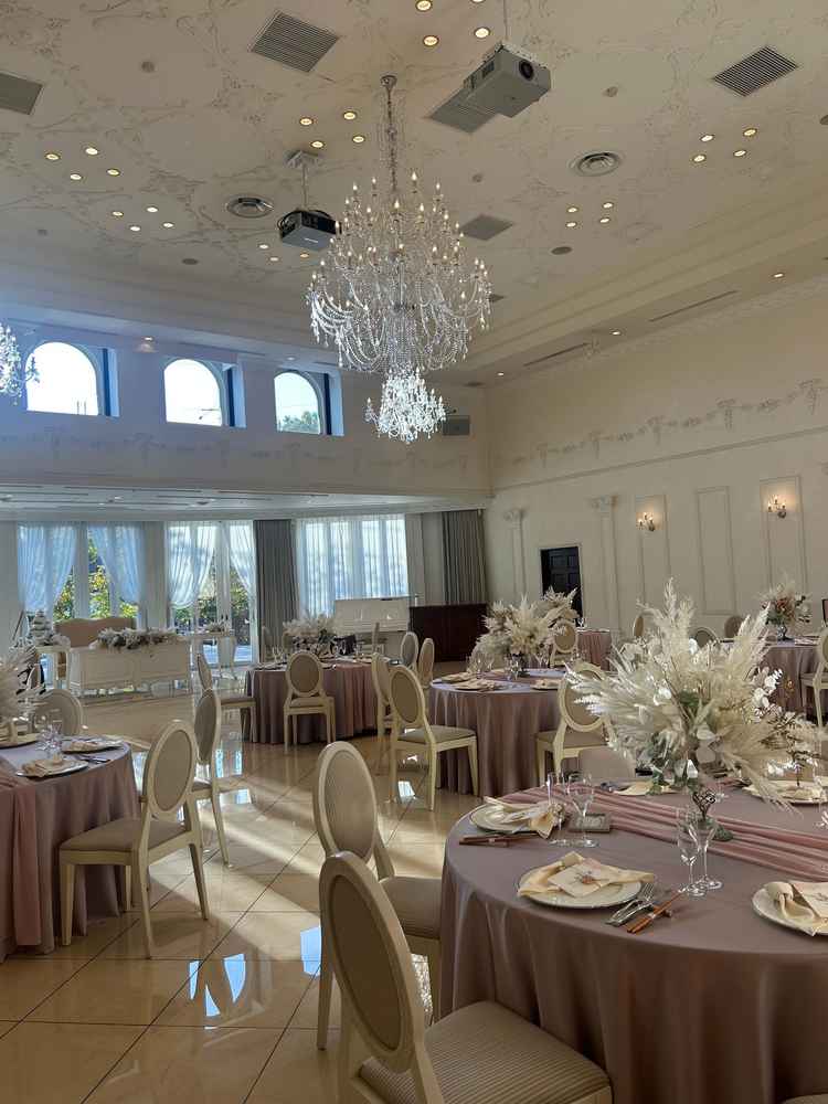 披露宴会場。部屋が広く、１２６人まで入れる。テーブルクロスなどは、自分たちの好みの色に変更できる。