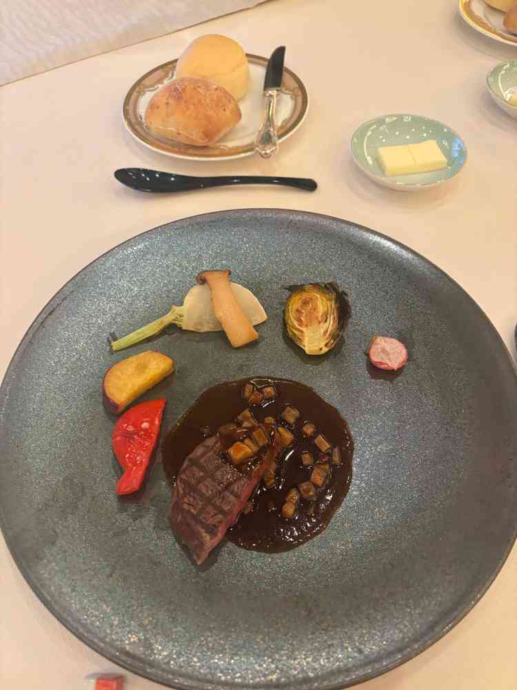 メインのフィレステーキ。担当者が肉には自信があるといってるだけあり、とてもおいしかった。