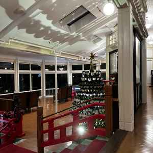 写真撮影を行うテラスに続いているロビーの様な場所で、親族紹介を行ったりするそうです。