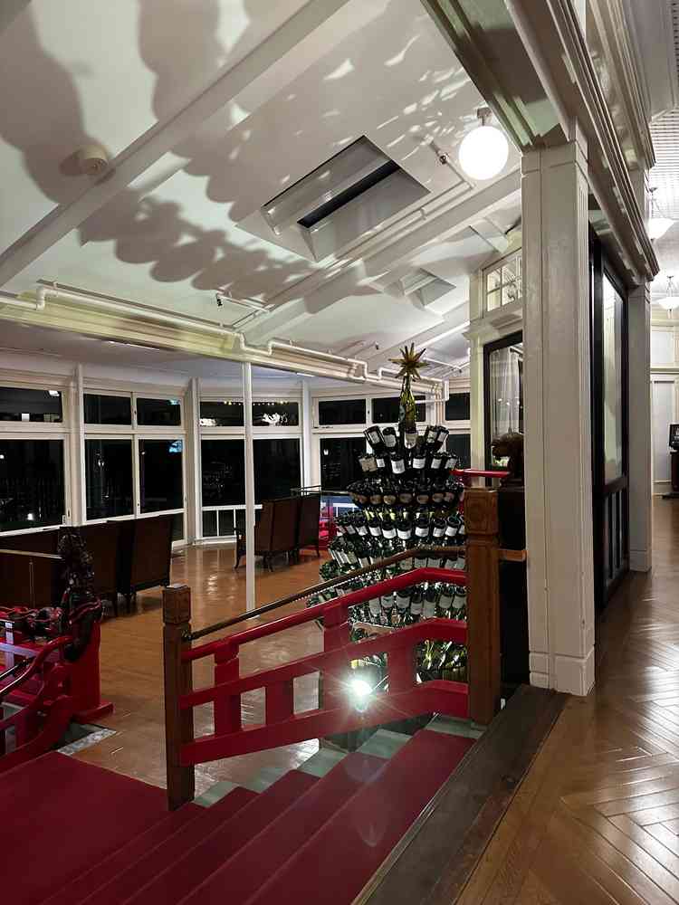 写真撮影を行うテラスに続いているロビーの様な場所で、親族紹介を行ったりするそうです。