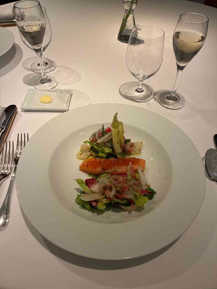 前菜。サーモンのミ・キュイ。とても美味しい火入れ完璧