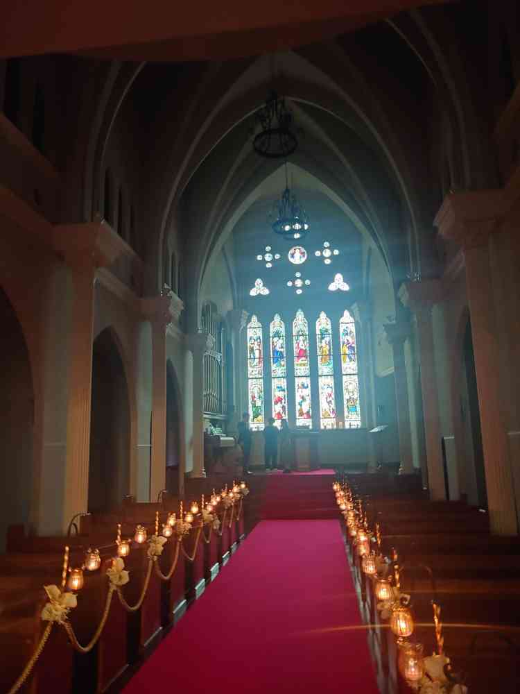 チャペルの照明を消すととても幻想的。