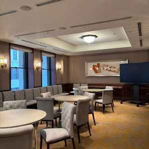 親族などの控室は、重要文化財でもある三井記念館。重厚感もあります。