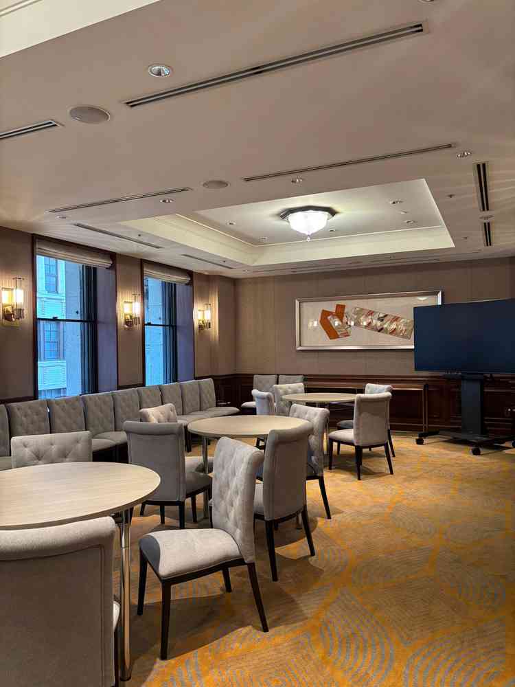 親族などの控室は、重要文化財でもある三井記念館。重厚感もあります。