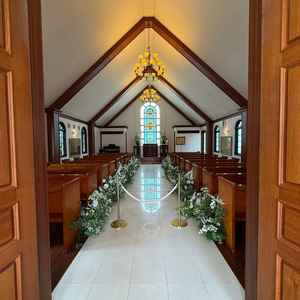 街から外れた丘上にあるチャペルがコンセプト。音が集約されるよう作られた天井により一体感が生まれる。