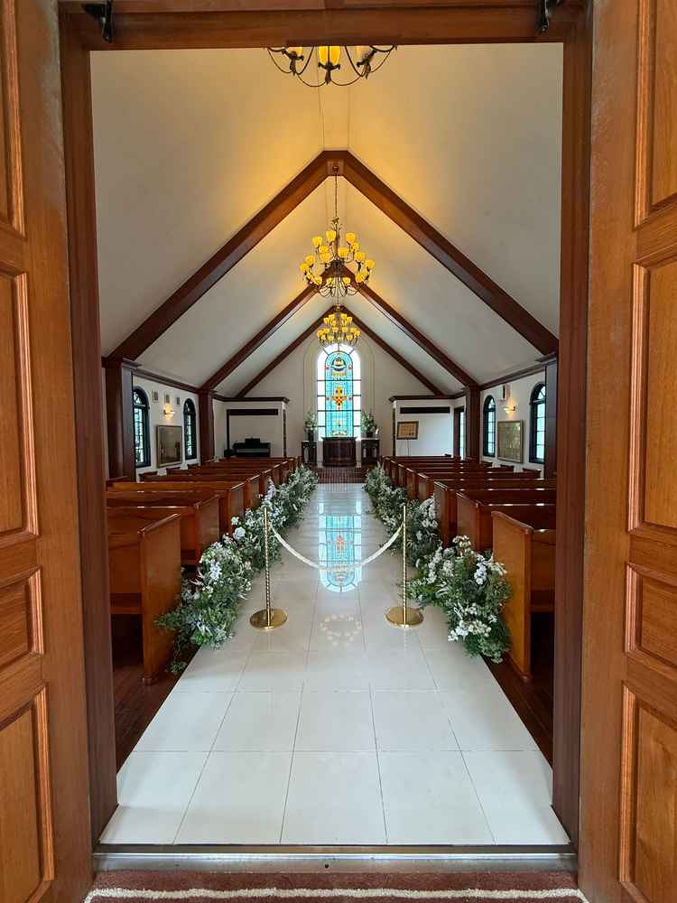 街から外れた丘上にあるチャペルがコンセプト。音が集約されるよう作られた天井により一体感が生まれる。