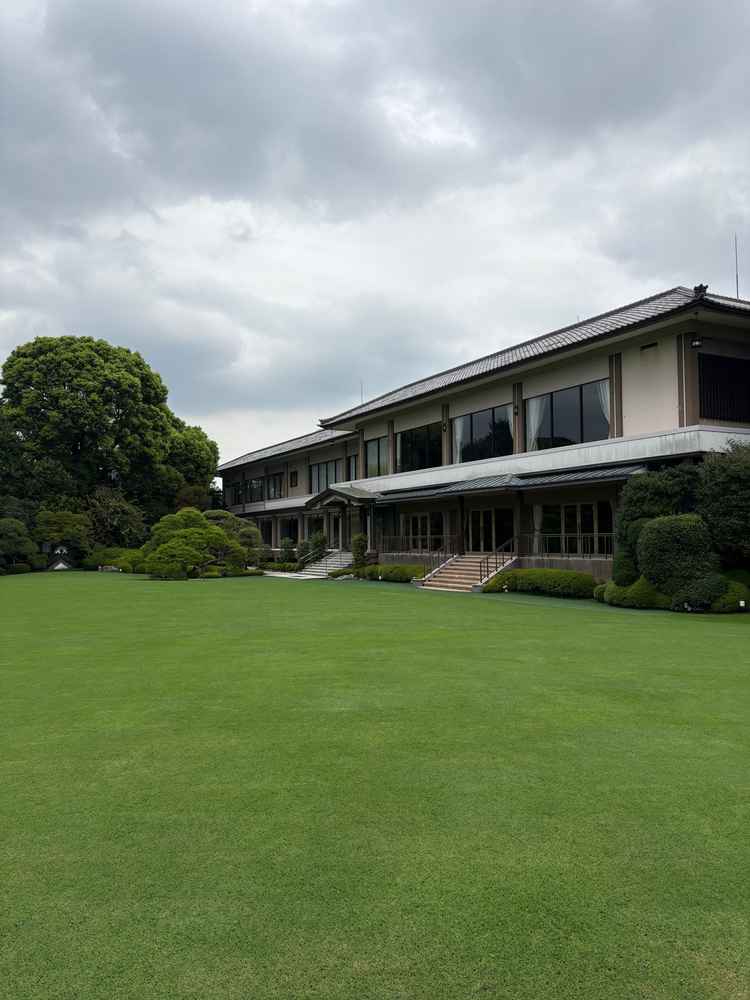 庭園です。挙式終了後には、こちらの庭園で30分間の歓談時間が設けられているそうです。