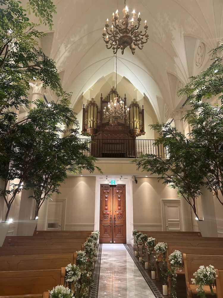 参列席の背後上部にパイプオルガンがあり、奏者が挙式中に目立たない配慮がされていました。