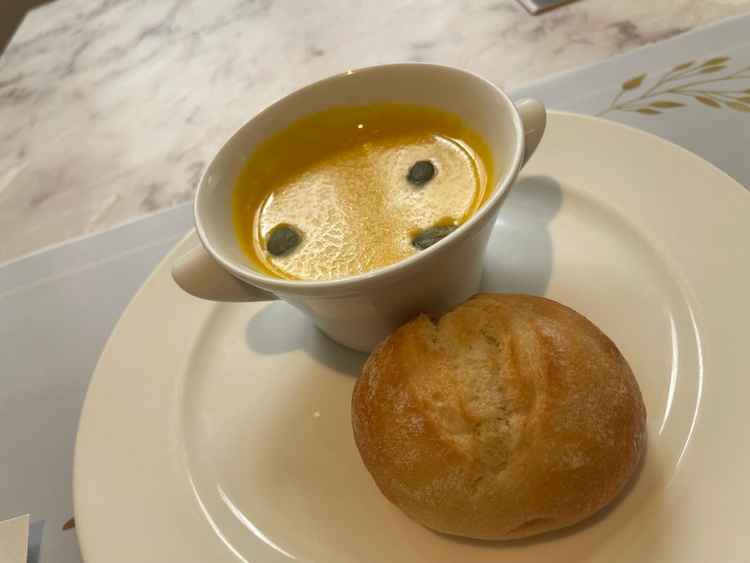 かぼちゃのポタージュとパン、パンも暖かく、スープの器まで暖かかったです。