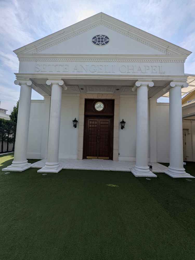 チャペル。独立した建物のため外観からも気分が高まる。フラワーシャワーに加えシャボン玉の演出も素敵。