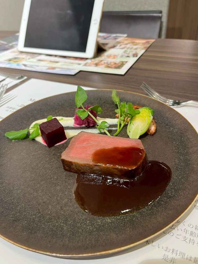 試食会でのメイン。彩が良く、肉も野菜もおいしい。