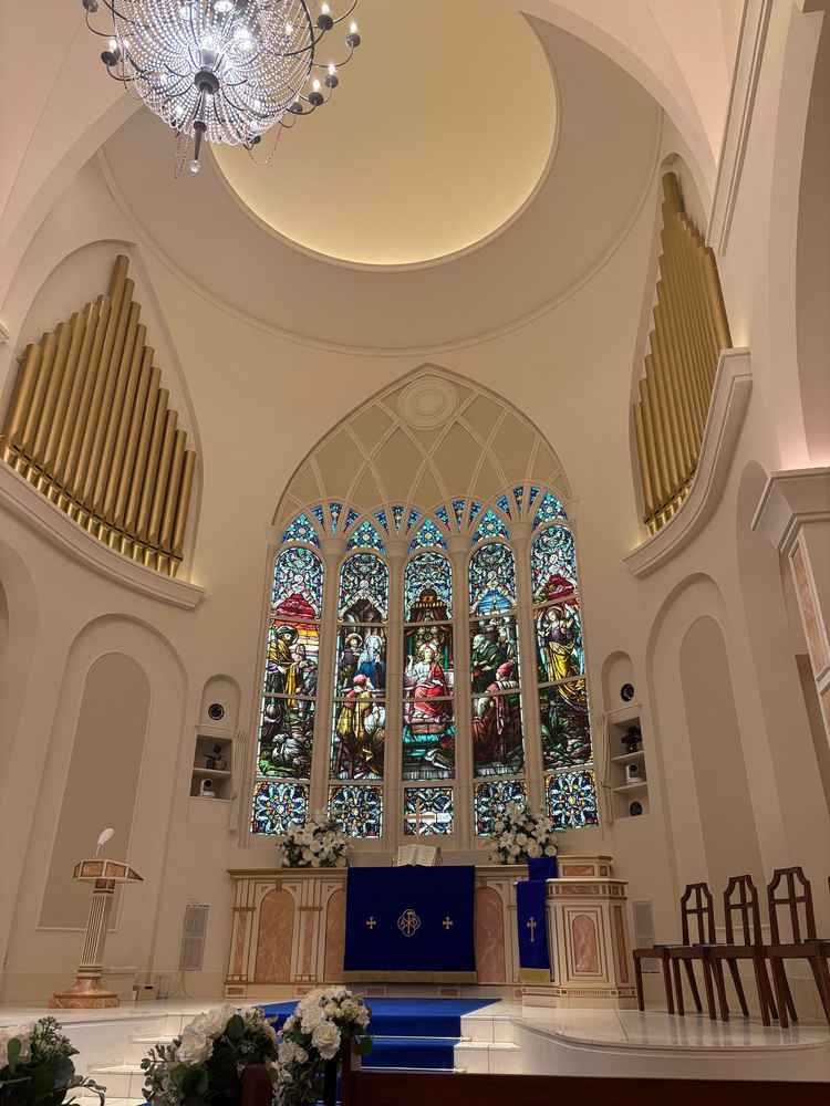 チャペル。スタンドグラスがとっても大きく輝いていた。青を基調にしていて良かった