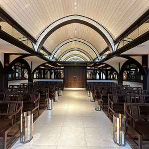 多くのゲストをお招きすることが出来る、和モダンの挙式会場。