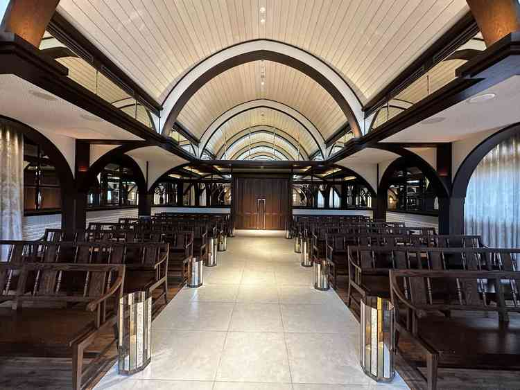 多くのゲストをお招きすることが出来る、和モダンの挙式会場。