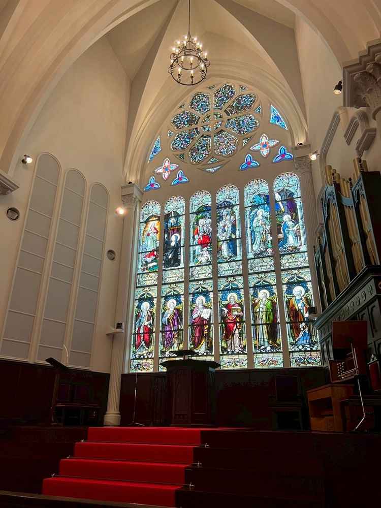 目玉のステンドグラス。写真では見ていましたがやはり実際に見ると圧倒されました！