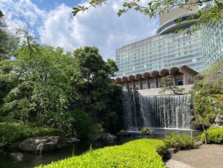 ホテル内の日本庭園。庭園内にレストランもあった。