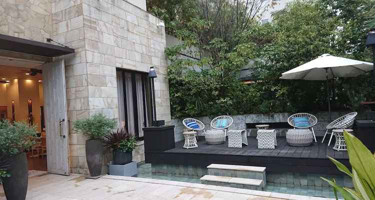 建物の中に入る前にプールがあり、リラックスできそう。