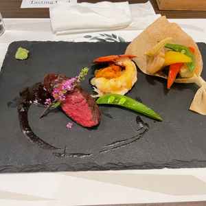 頂いたお食事。お野菜が特に美味しい。館内にキッチンがあり当日は出来立てをすぐ出せるとのこと。