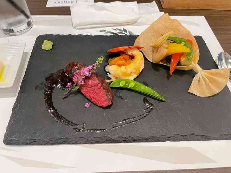 頂いたお食事。お野菜が特に美味しい。館内にキッチンがあり当日は出来立てをすぐ出せるとのこと。