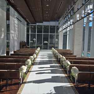 高い天井と大きな窓から差込む自然光が開放感たっぷりで、白を基調とした空間がより一層輝いて見えました。